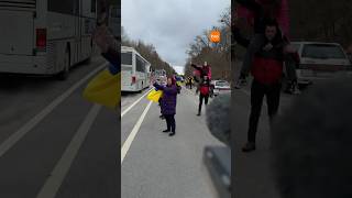 Зустрічають автобуси зі звільненими з полону / hromadske