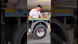 Почему в Таиланде все ездят с резинками на колесах?