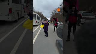 Як у селі Нові Яриловичі зустрічають полонених / hromadske