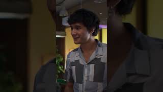 Попросил зарядку у коллеги | Гоша Куценко и Давид Сократян в сериале «Встать на ноги» в Okko