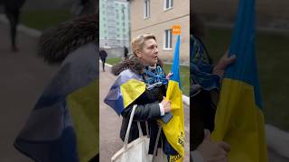 Чекає з полону брата / hromadske